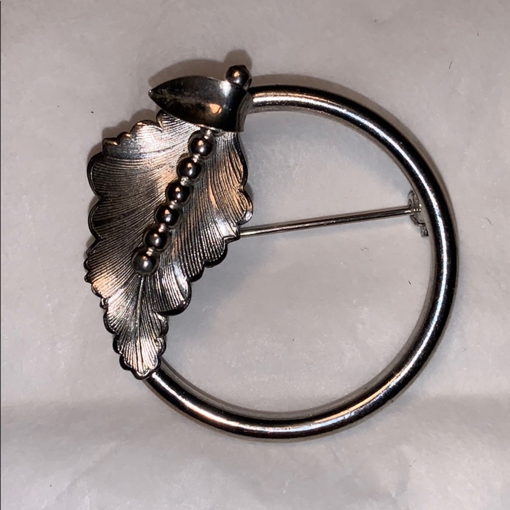 Minimalist circle/leaf brooch statement piece - Picture 3 of 8